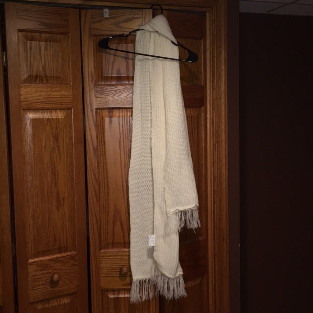 White knitted Scarf